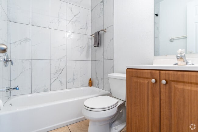 2BR, 2BA - 1,150SF - Secondary Bathroom