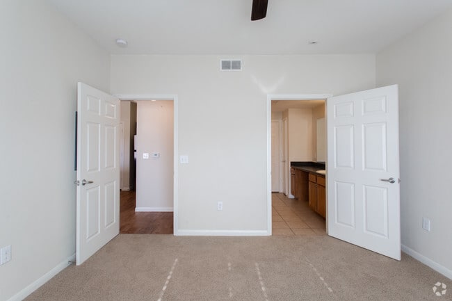 2BR, 2BA - 985 SF