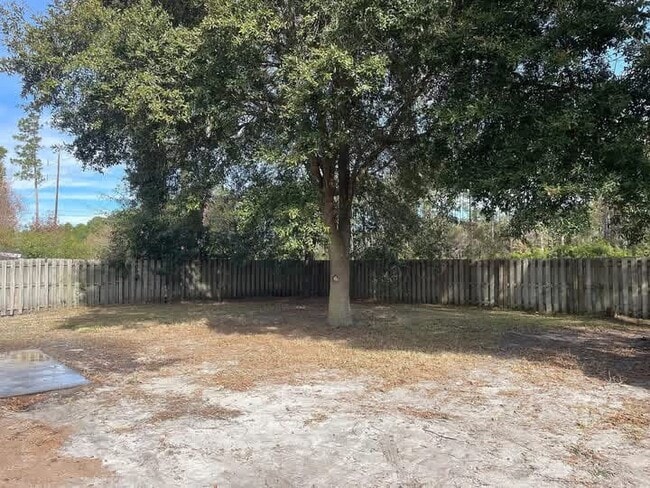 Photo - 329 Hallowes Dr E