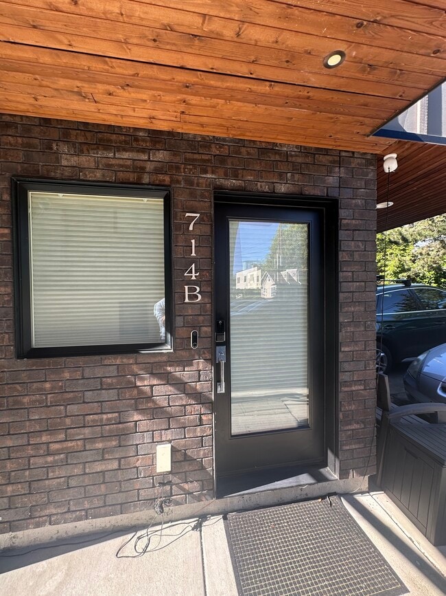 Building Photo - Capitol Hill Townhome