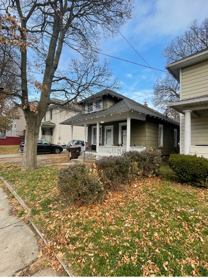 Photo - 811 Baker St