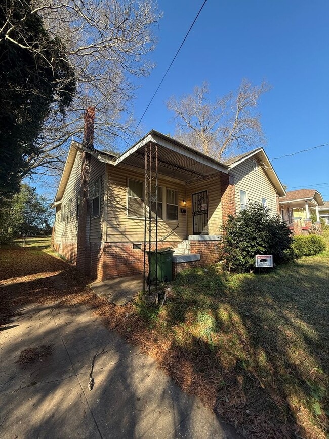 Photo - ** 2 Bed 2 bath located close to downtown ** Call 334-366-9198 to schedule a self tour