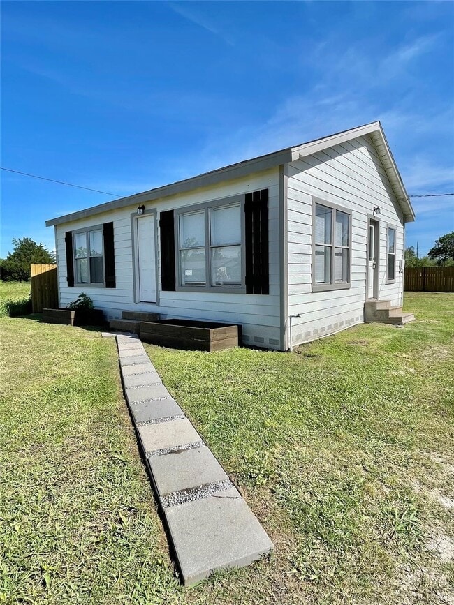 Building Photo - 310 E Texas St Rental