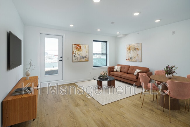 Photo - 640 Moore St