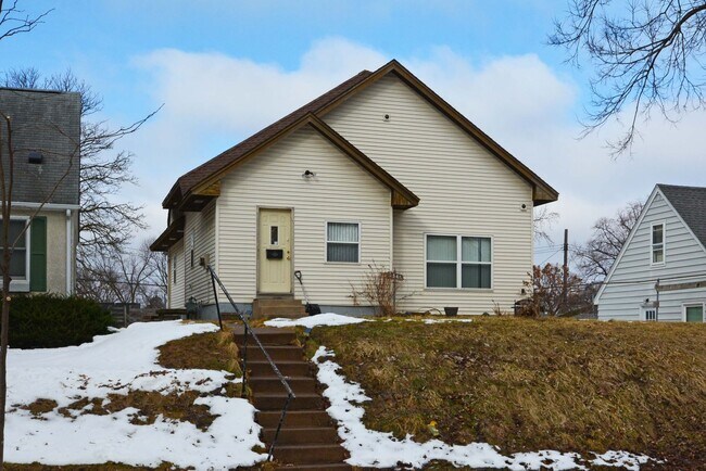 Building Photo - Spacious 4-Bed 3-Bath Home Available Now in NE Minneapolis!