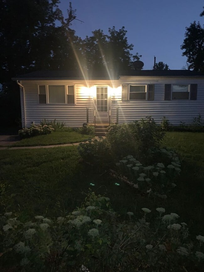 Building Photo - Beautiful 3 bed 1 bath home.  Wait till yo...