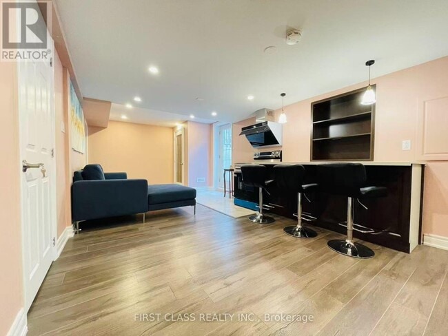 Photo - 2100 Dunvegan Ave