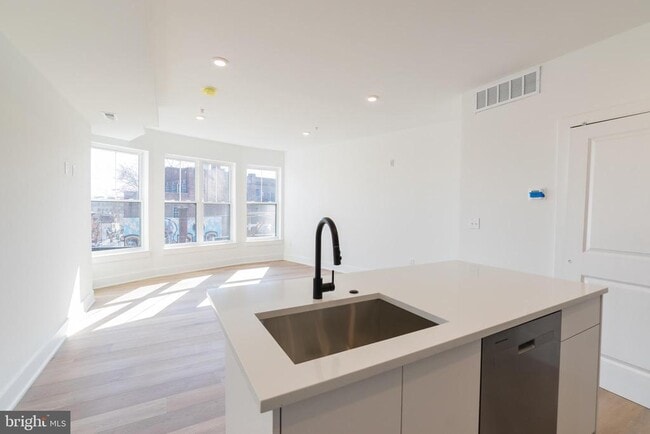 Building Photo - 5900 Germantown Ave Unit 6