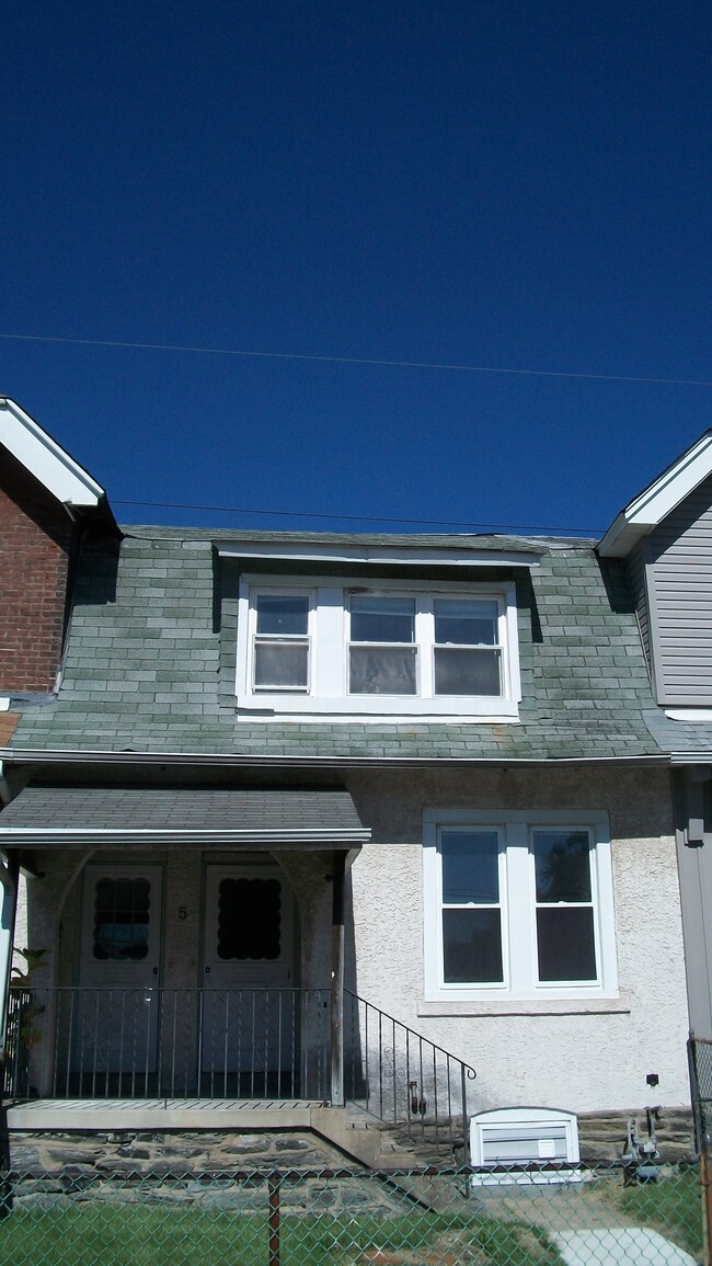 Building Photo - 5 Chestnut St Unit 2 Rental