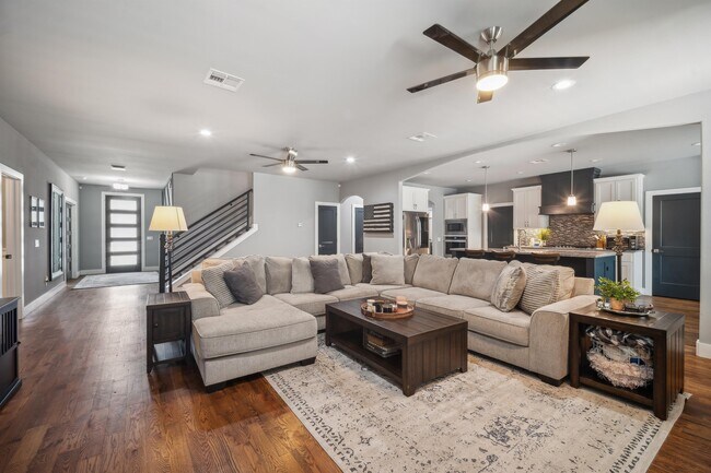 Photo - 704 E 126th St S