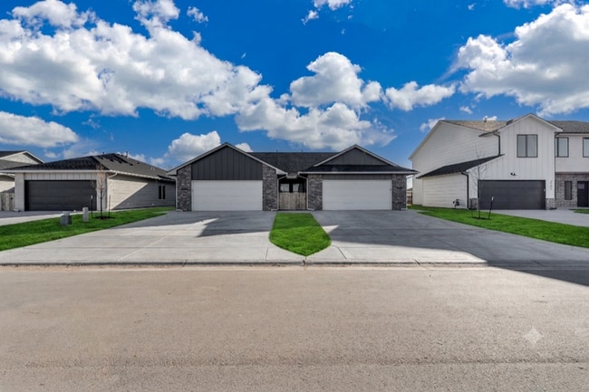 Building Photo - Pineway Maxwell Plan