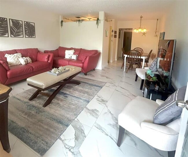 Photo - 900 SW 10th Terrace Unidad S20