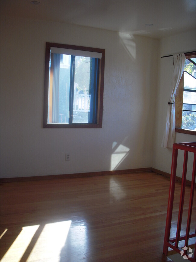 Building Photo - 827 8th St Unit . Rental