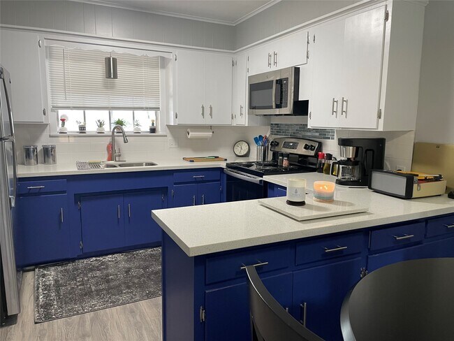 Photo - 402 Giddings Ln