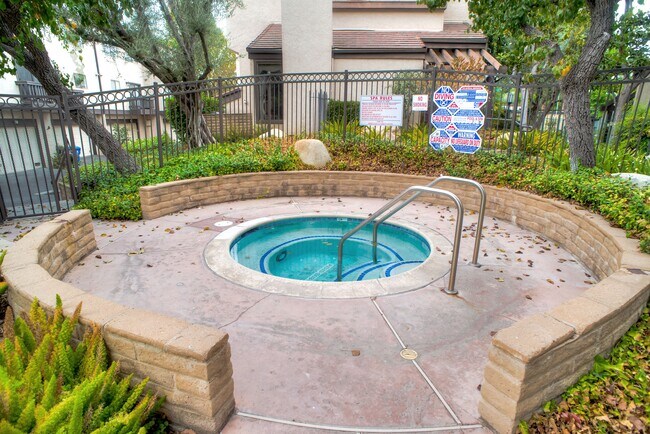 Photo - 5711 Owensmouth Ave