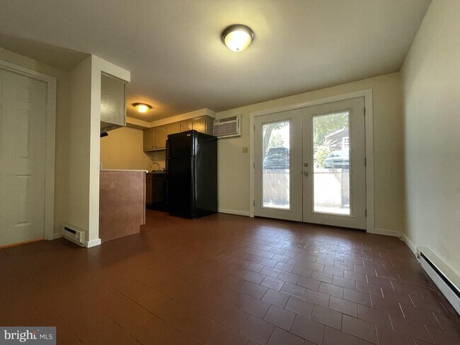 Building Photo - 700 E 1st St Rental