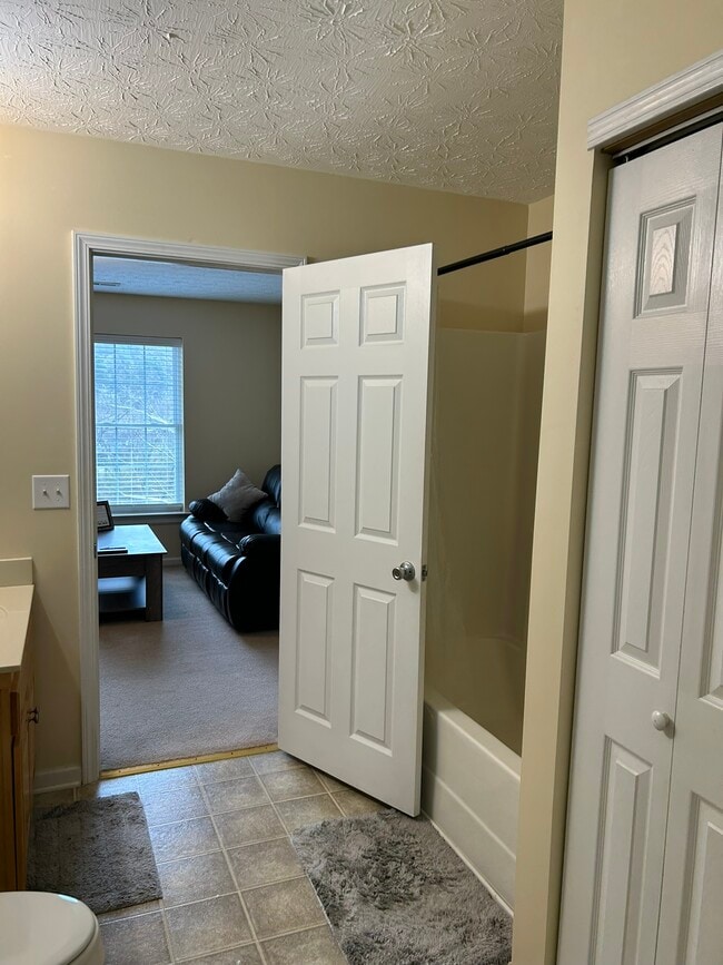 Building Photo - 2615 Rolling River Dr