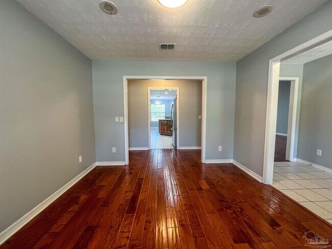 Photo - 7342 Wymart Rd
