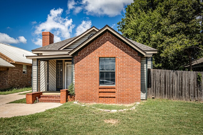 Building Photo - 1813 SW B Ave Rental