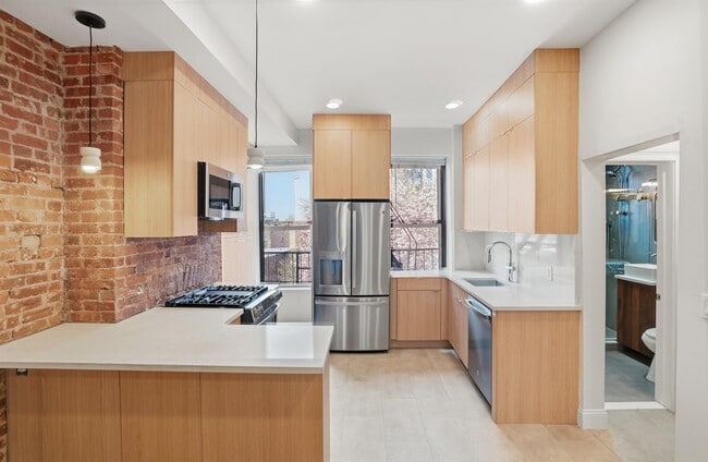 Building Photo - 233 1/2 Summit Ave