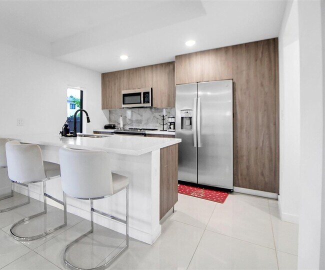 Photo - 320 NW 13th Ct