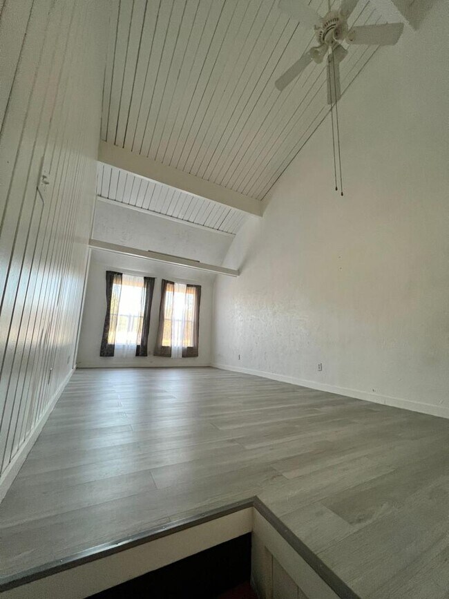 Photo - 20 Lakeway St