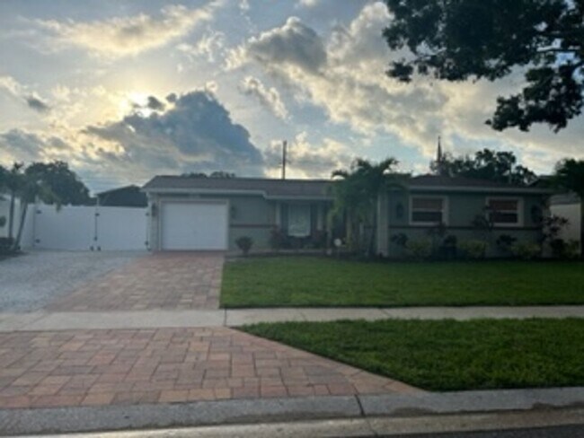 Photo - Beautiful, large 3 bdrm/3 bath home, with ...