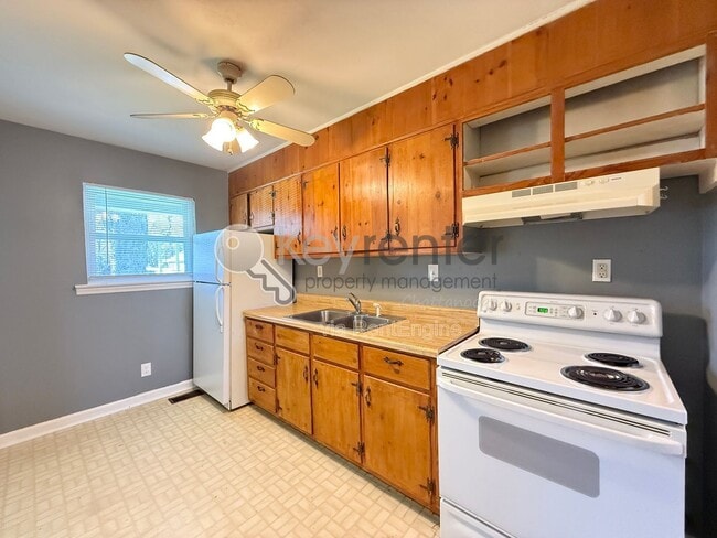 Photo - 221 Robert E Lee St