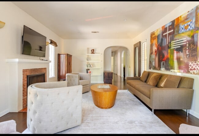 Photo - 630 N Gardner St Unidad House