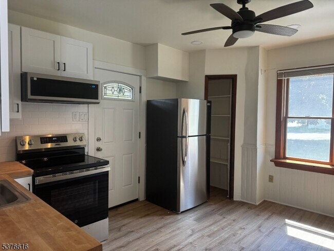 Photo - 785 Hobson St