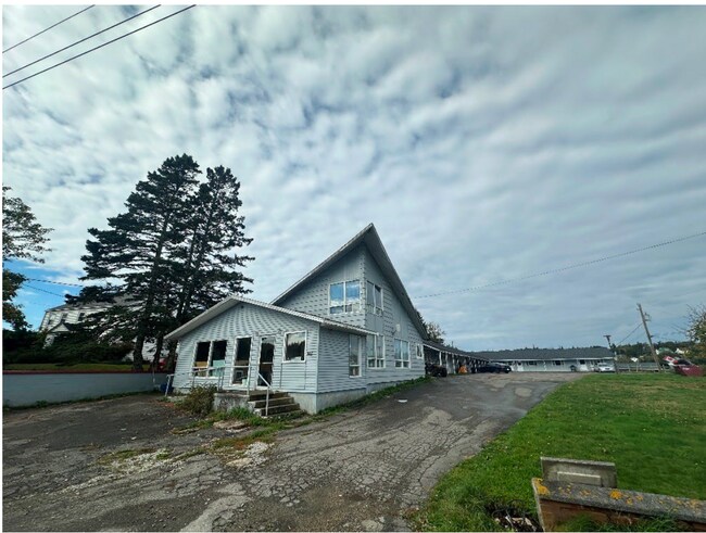 Photo - 365 Nova Scotia Trunk 1 Unit Com