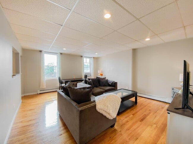 Photo - 37 W 19th St