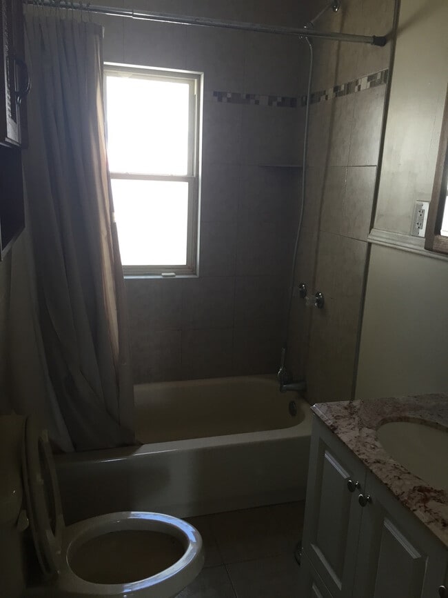 Photo - 2 bedroom 1 bath freshly painted in Redford