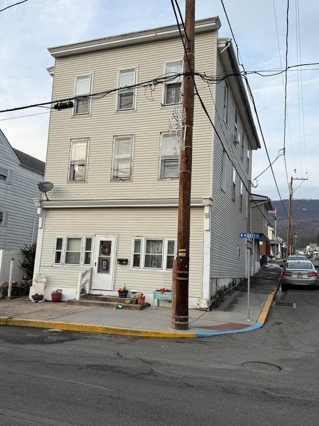 Building Photo - 201 W Market St Unit 2