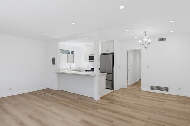 Building Photo - 337 Rexford Dr Unit 8