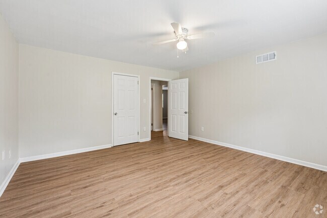 2BR, 1BA - 846SF - Primary Bedroom