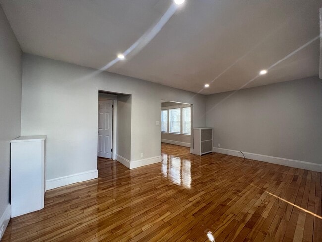 Building Photo - 10 Cady Ave Unit 1