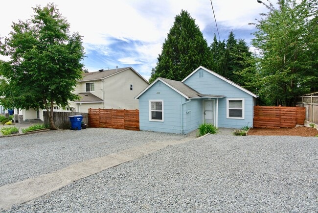 Building Photo - Quaint Northgate 2 bed/1 bath home AVAILABLE NOW for $2895!