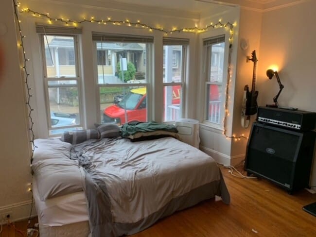 Photo - GREAT 4Br/1Bth, newly renovated bathroom and kitchen. Deck!