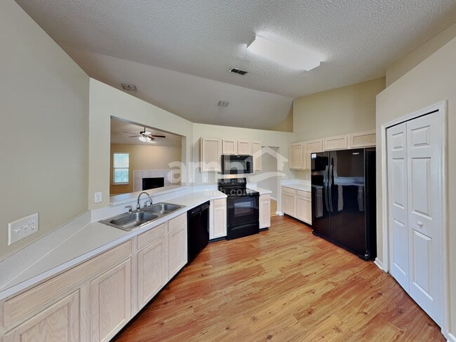 Photo - 578 Prindle Dr E