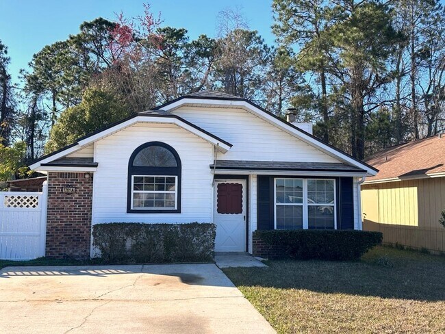 Building Photo - Charming 3/2 in Orange Park