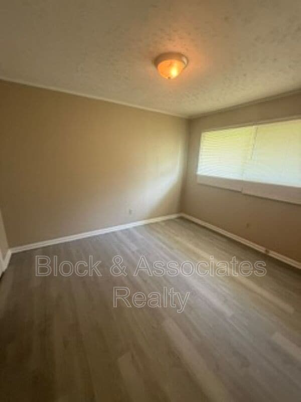 Photo - 136 W Pritchard St