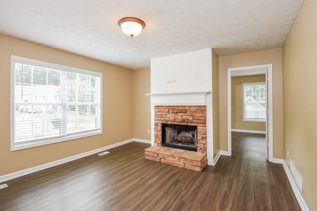 Photo - 110 Grove Ln