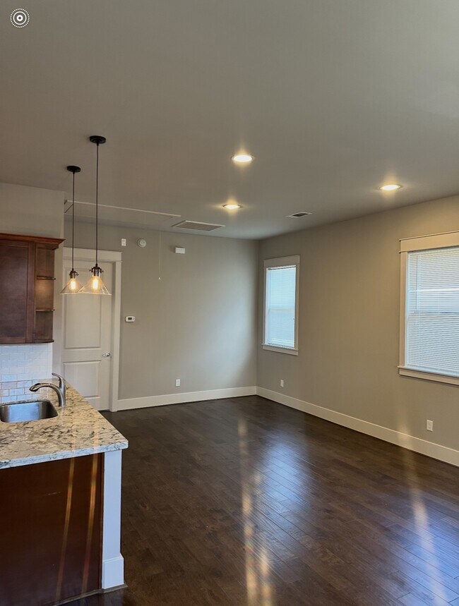 Photo - 905 W 15th 1/2 St