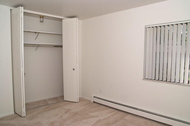 Bedroom - Burton Ridge Apartments