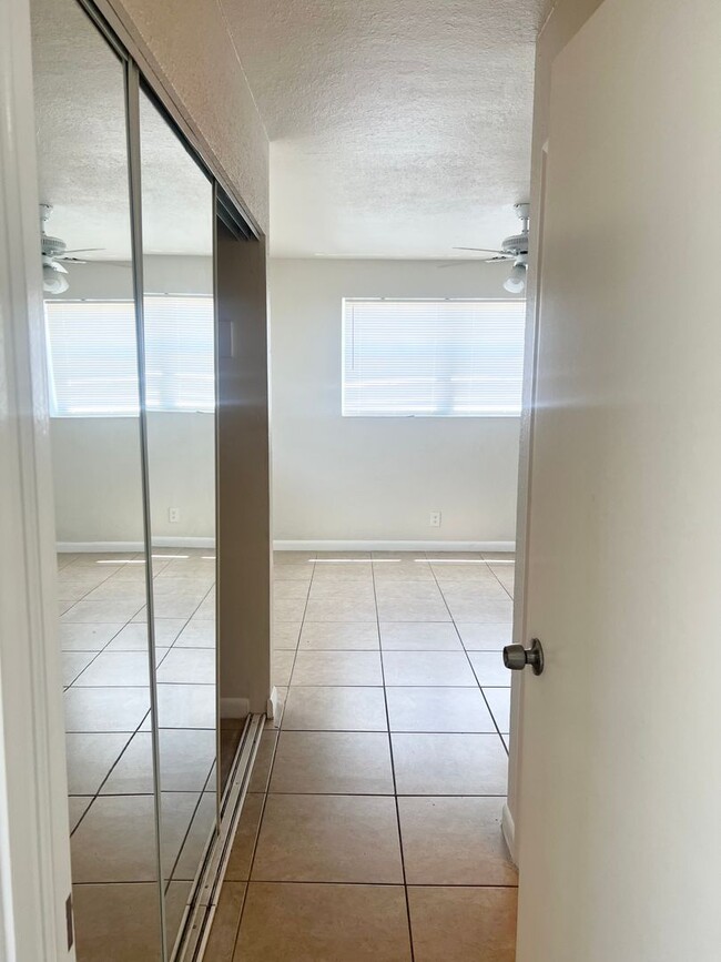 Photo - LARGE NEWLY RENOVATED APARTMENTS Unidad 1564-64 - 1/1 - U