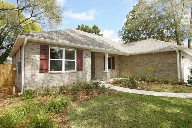 Building Photo - Newer Home in Valparaiso