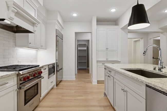 Entre los elementos más destacados de la cocina se incluyen electrodomésticos de acero inoxidable de alta gama, cocina de gas y protector contra salpicaduras de azulejos. - 222 Ferndale Rd S Unidad Meyer Place 207