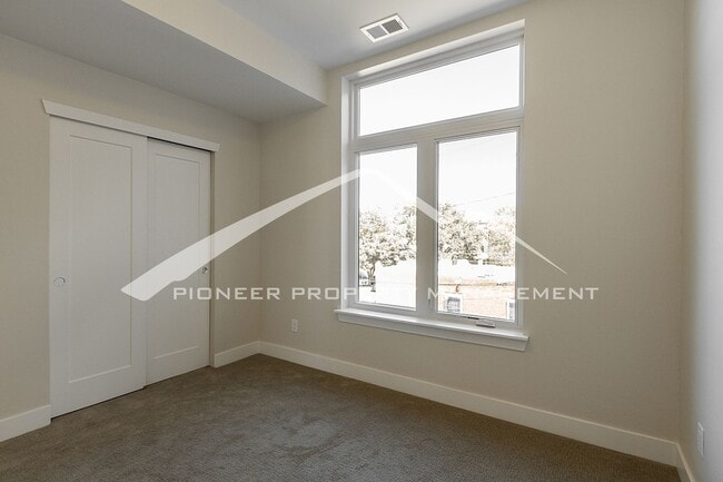 Photo - Georgeous Modern Condo with a Kitchen Fit for a Chef! Unidad 104