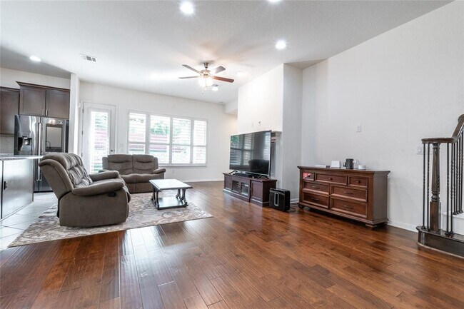 Photo - 2913 Zelma Dr